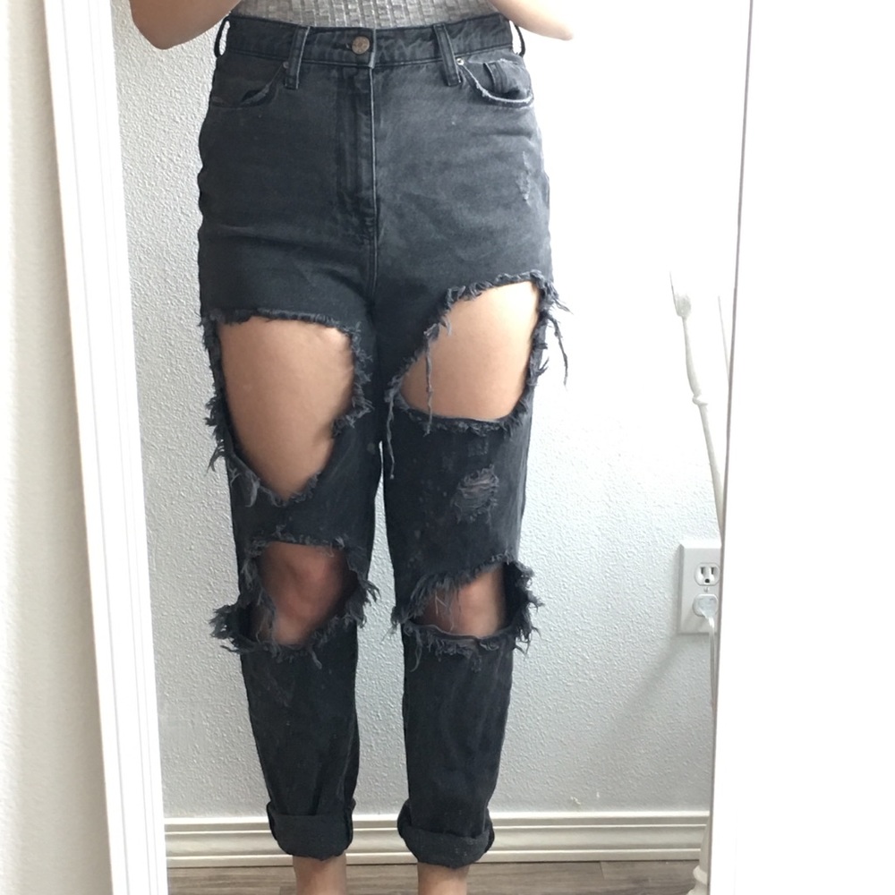 BDG BLACK RIPPED MOM JEANS SIZE 28